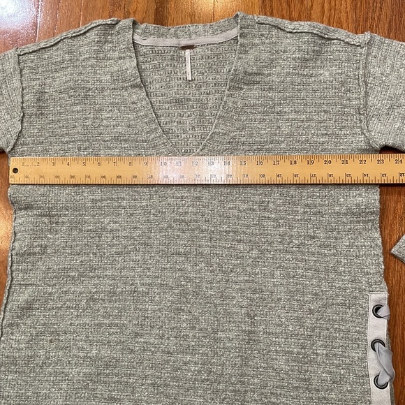Free People Size Medium Gray oversized Women’s V Neck Sweater very Soft - Picture 3 of 11